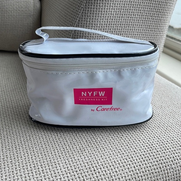 New York Fashion Week Cosmetic Case White/Black - Picture 1 of 4